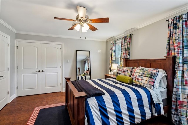 bedroom featuring ceiling fan, dark hardwood / wood-style floors, a closet, and ornamental molding