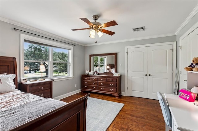 bedroom featuring ornamental molding, dark wood-type flooring, ceiling fan, and a closet