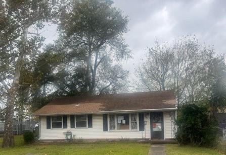 ranch-style home featuring a front lawn