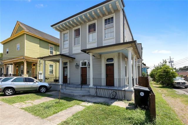 view of front facade featuring a front lawn