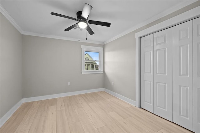 unfurnished bedroom featuring light hardwood / wood-style floors, ceiling fan, and ornamental molding