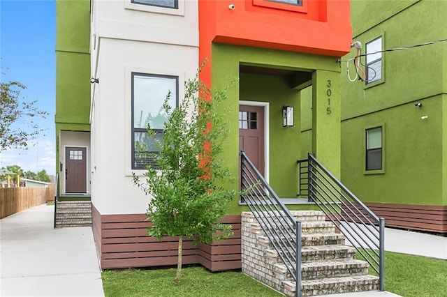 view of exterior entry featuring stucco siding