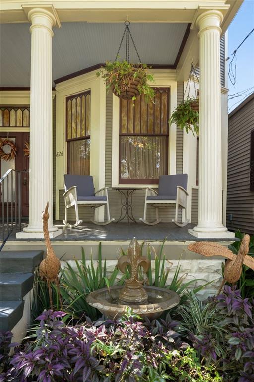 property entrance featuring a porch