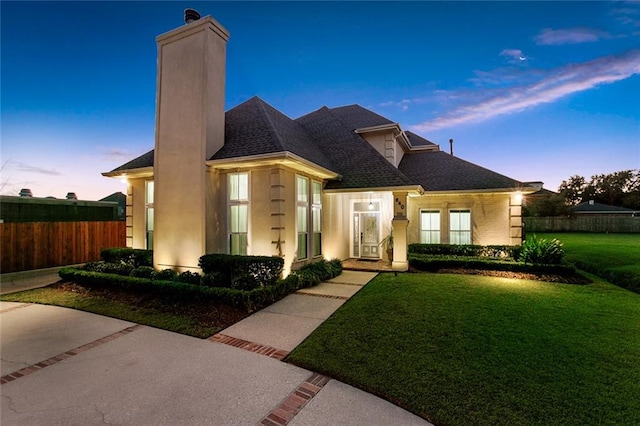 view of front of house featuring a lawn