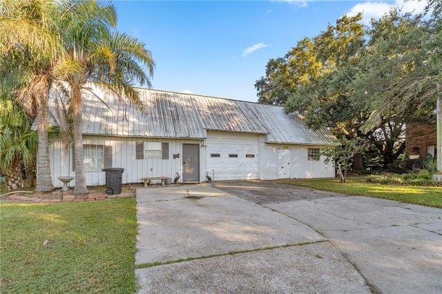 view of front of house featuring a garage and a front lawn