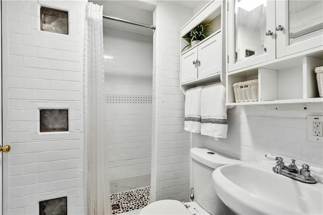 bathroom with a shower with curtain, toilet, and sink