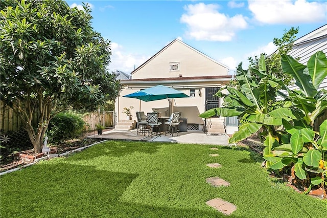 view of yard featuring a patio area