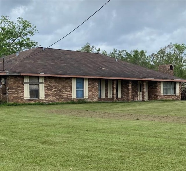 ranch-style house featuring a front lawn