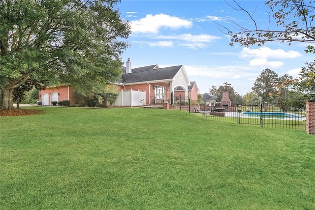 view of yard featuring a fenced in pool