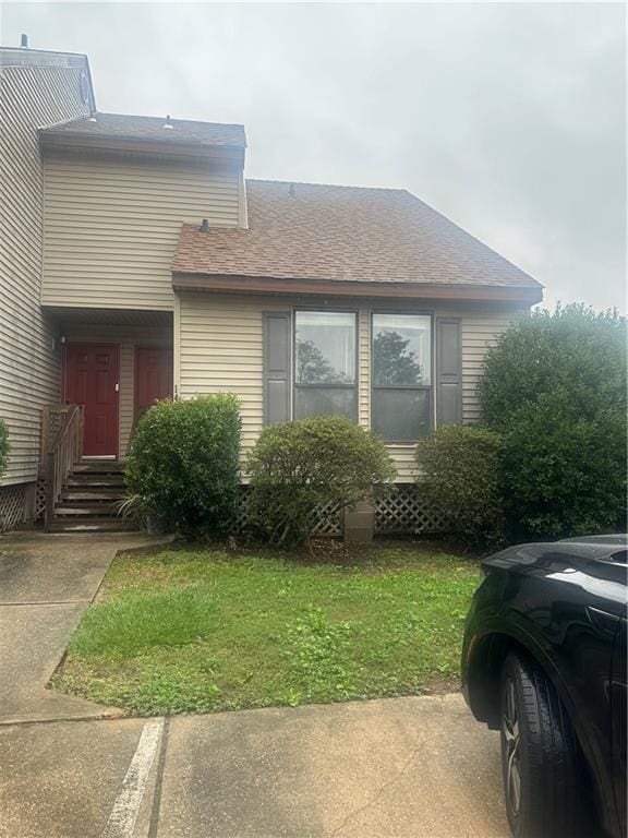 view of front of property featuring a front lawn