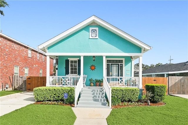 view of front of property featuring a front yard and covered porch