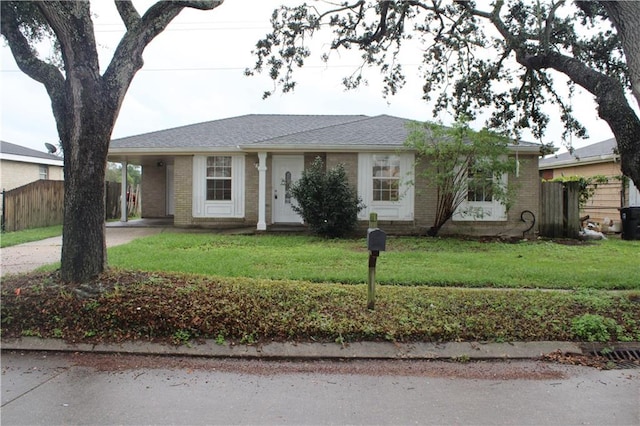 ranch-style home featuring a front lawn