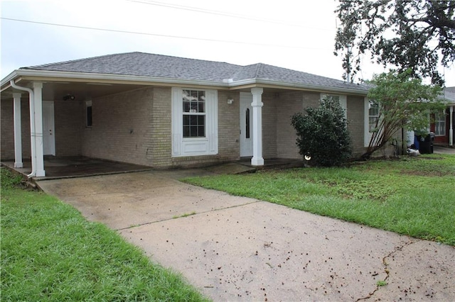 view of front of house featuring a front yard and a carport