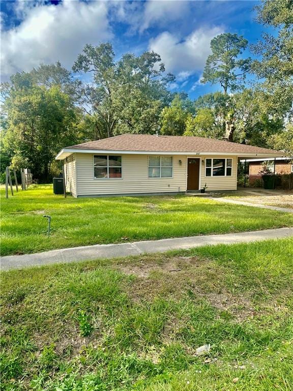 single story home featuring a front lawn and a carport