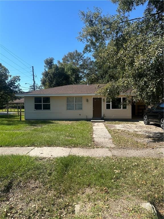 view of front facade with a front lawn