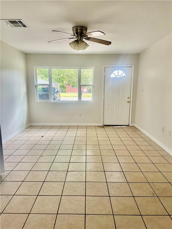 tiled foyer entrance featuring ceiling fan