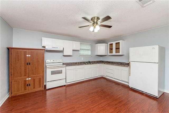 kitchen featuring white appliances, under cabinet range hood, dark wood-style flooring, a ceiling fan, and white cabinetry