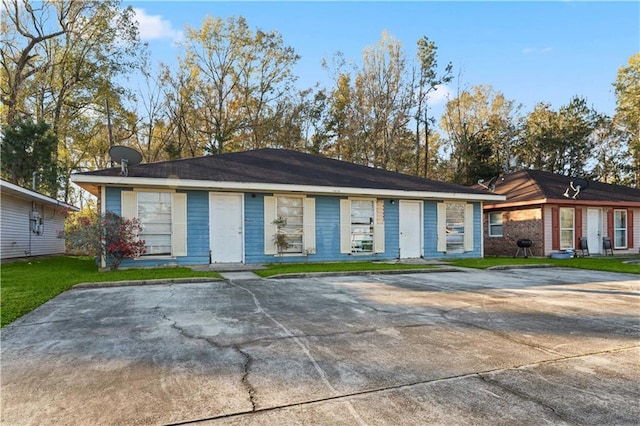 single story home featuring a front lawn