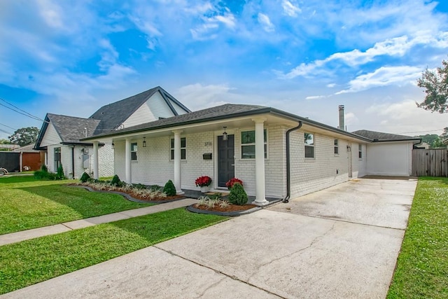 single story home featuring a front lawn and covered porch