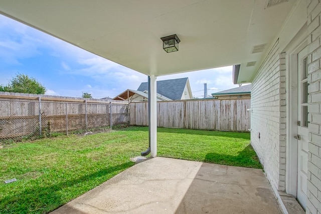 view of yard featuring a patio area