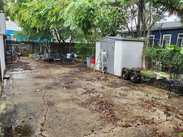 view of yard with a storage unit