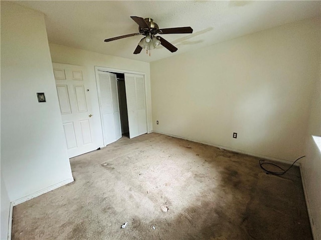 unfurnished bedroom with ceiling fan, carpet floors, and a closet