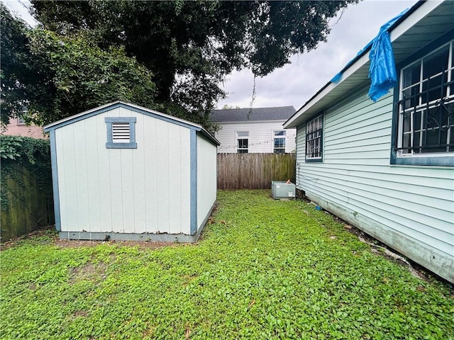 view of yard featuring a storage shed