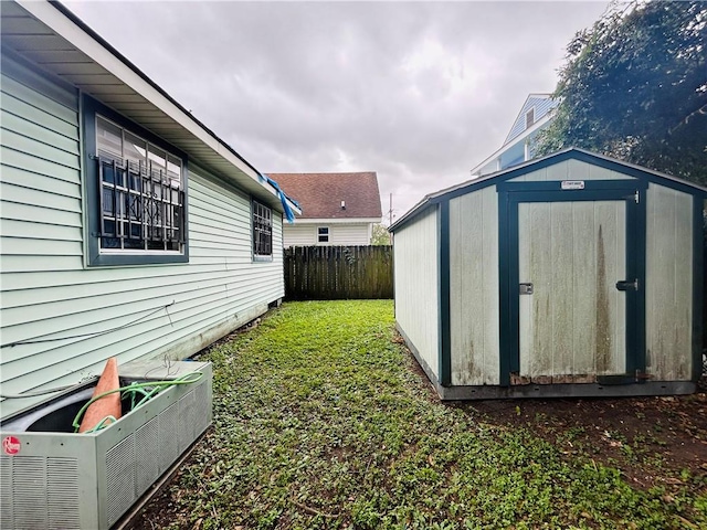 view of yard featuring a storage shed