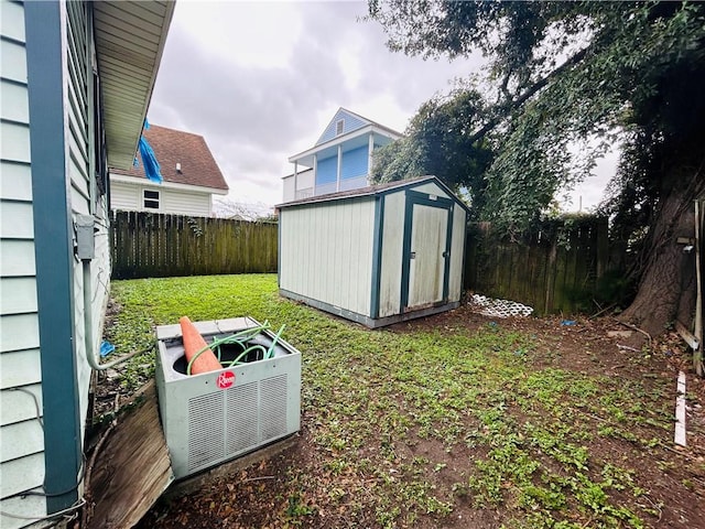 view of yard featuring a storage shed