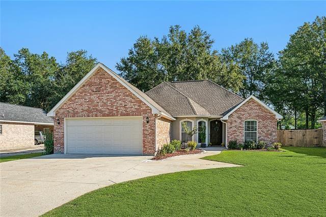 view of front property featuring a garage and a front lawn