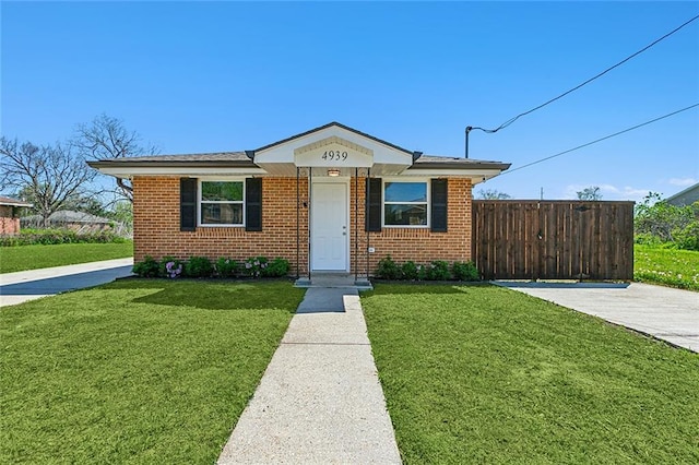 view of front of home featuring a front lawn