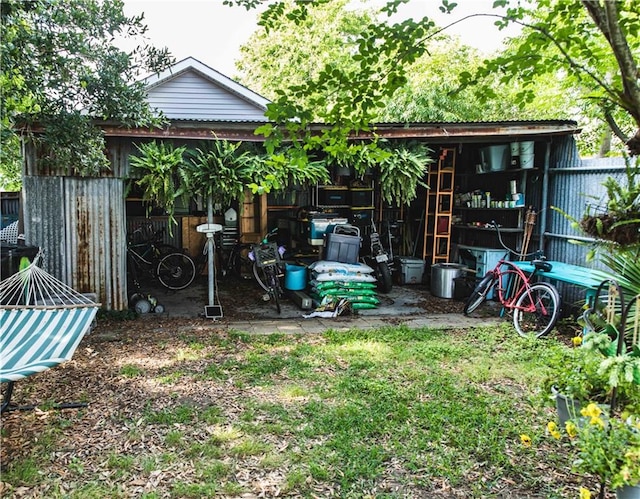 view of yard featuring an outbuilding