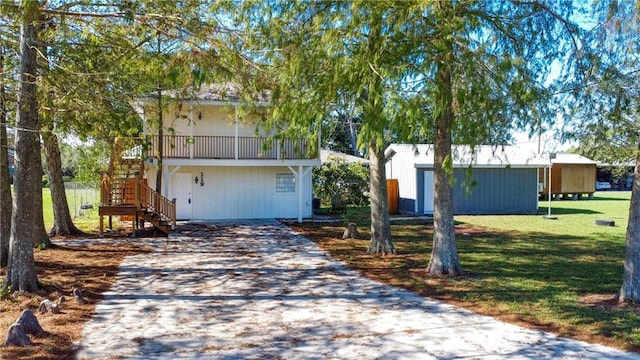 view of front facade with a front yard