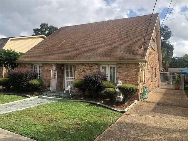 view of front facade with a front lawn