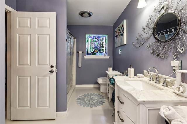 bathroom featuring a shower with curtain, vanity, and toilet