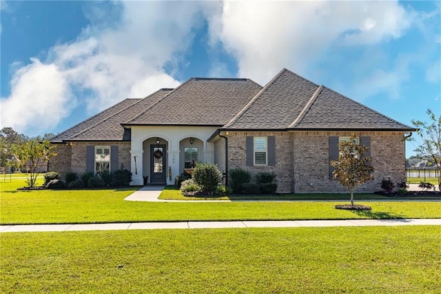 view of front facade with a front yard