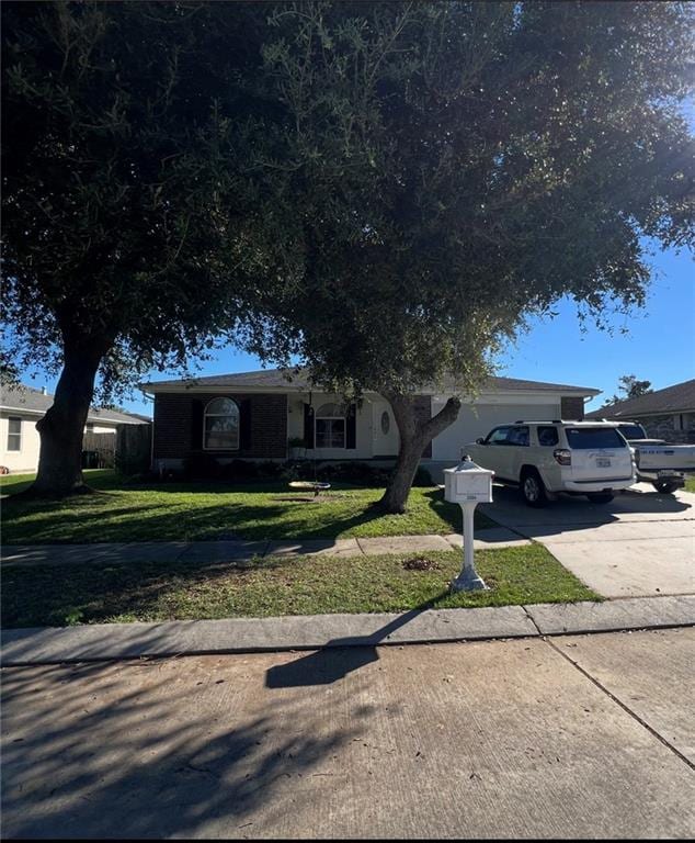 ranch-style house featuring a front yard