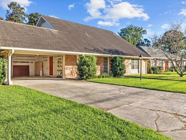 view of front of home featuring a front yard