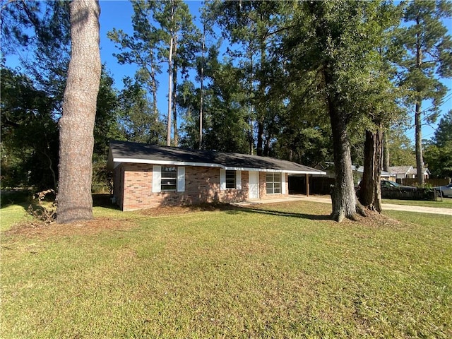 single story home featuring a front lawn