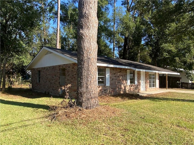 view of front of home featuring a front yard