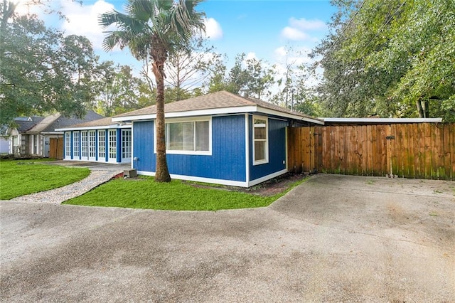 view of front of home with a front lawn