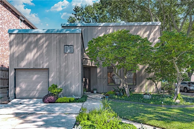 view of front facade featuring a garage