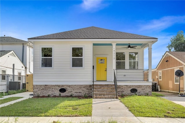 bungalow-style home featuring ceiling fan and a front yard