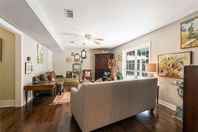 living room featuring dark wood-style floors, baseboards, visible vents, and ceiling fan