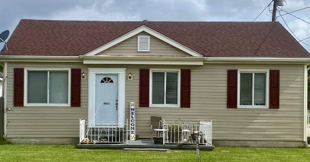 view of front facade featuring a front yard