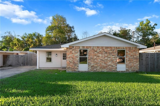 view of front facade featuring a front yard