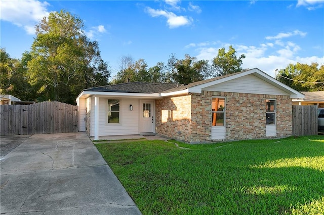 ranch-style house featuring a front yard