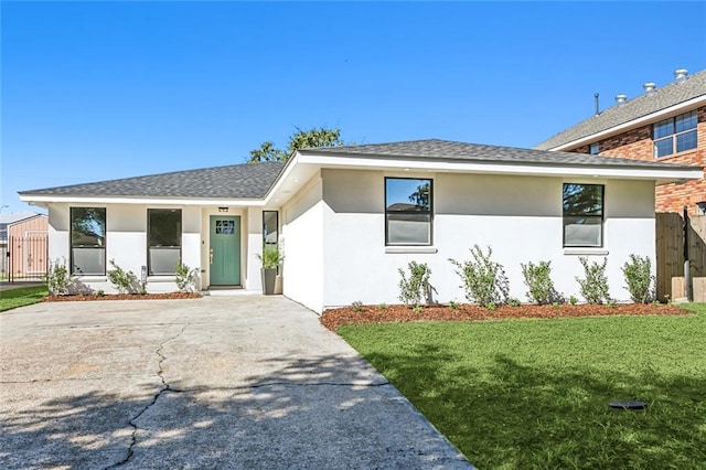 view of front of property with a front lawn