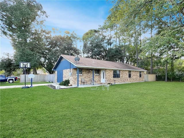 view of front of property featuring a front lawn