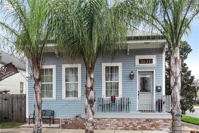 view of front of house featuring a porch